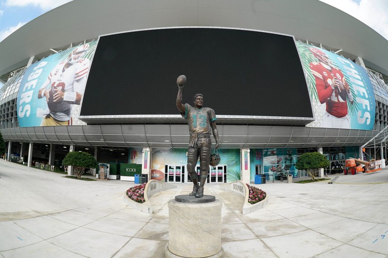 Dan Marino Statue - Clio