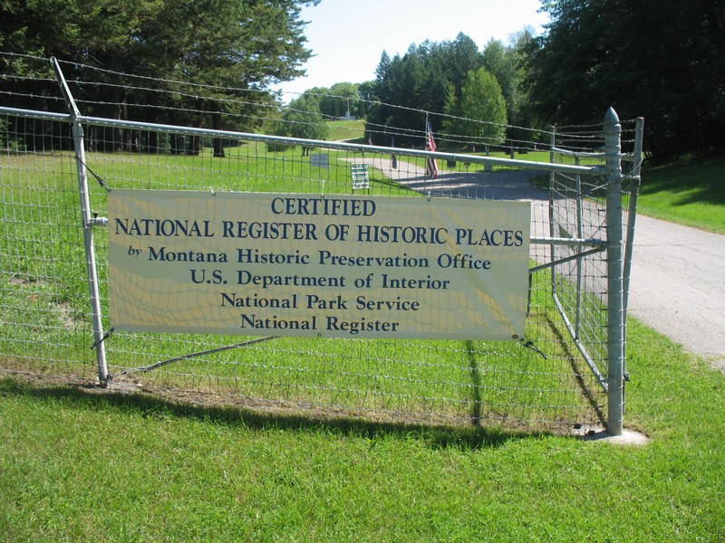 Land lot, Wire fencing, Grassland, Groundcover
