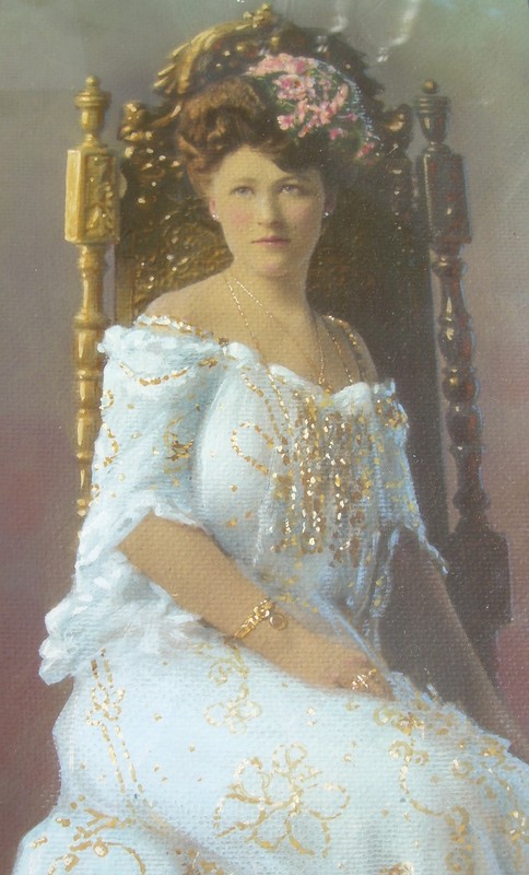 A portrait of Edna Wilma Simons painted in 1919. Edna Wilma preformed and lived in the Wilma up until her death in 1954. After the death of her first husband Billy A. Simons in 1937, she managed the Wilma theatre. 