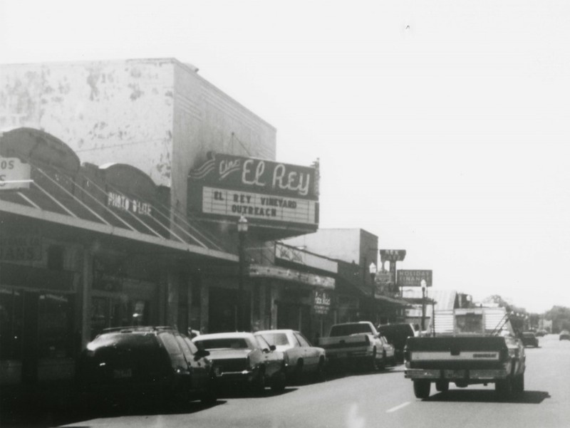 17th Street streetscape in front of Cine El Rey in 2002 (Munoz et al.)