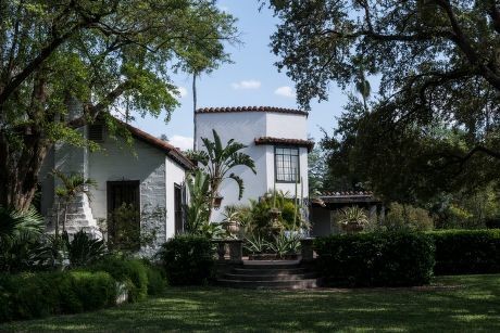 Exterior corner of Quinta Mazatlan mansion in 2014 photo by Hightower (Lyda Hill Texas Collection in Carol M. Hightower Archive)