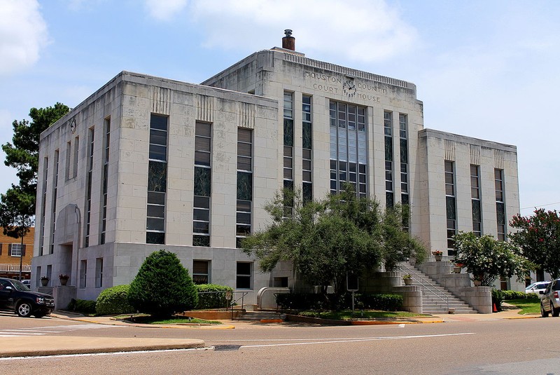 The Houston County Courthouse was built in 1939 and is an excellent example of Moderne architecture.