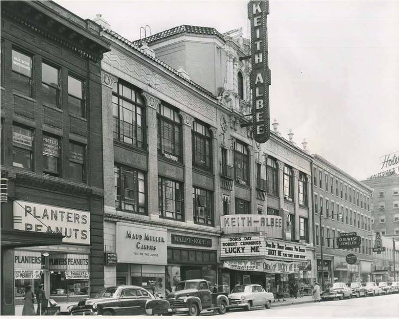 Planters Peanuts Shoppe is visible to the left of the Keith-Albee Theater