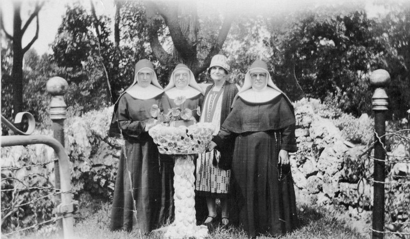 Sisters and a guest gather at St. Joseph Springs Farm, 1910s.