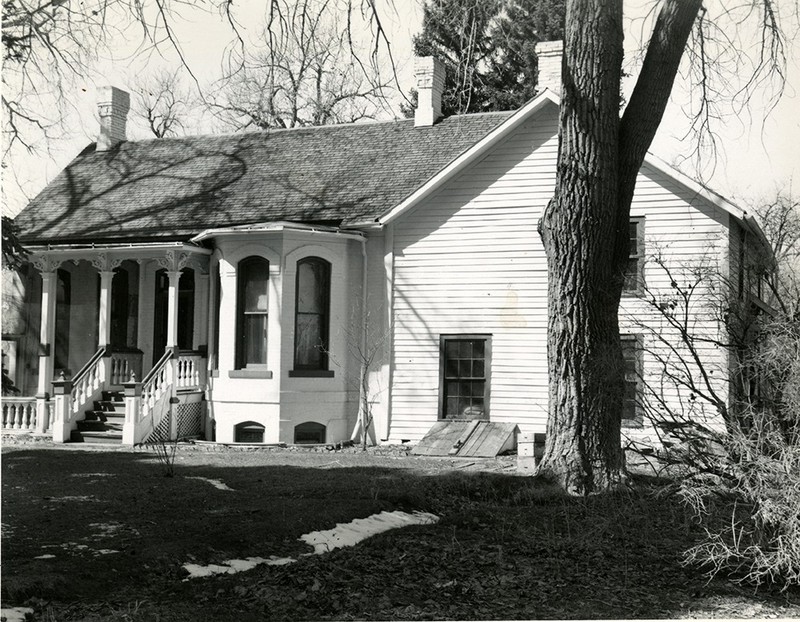 The Four Mile House in 1948, showing the bricks painted white