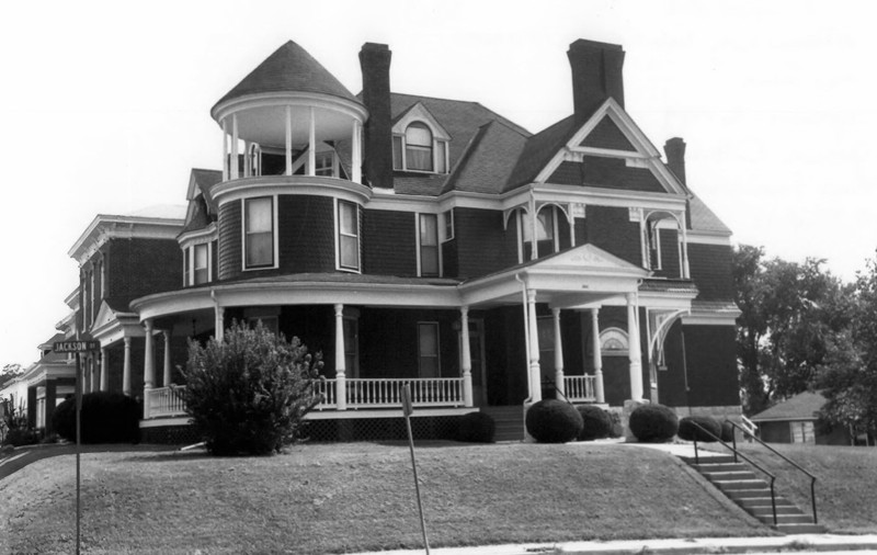 West facade along Jackson Street in 1989 (Sone)