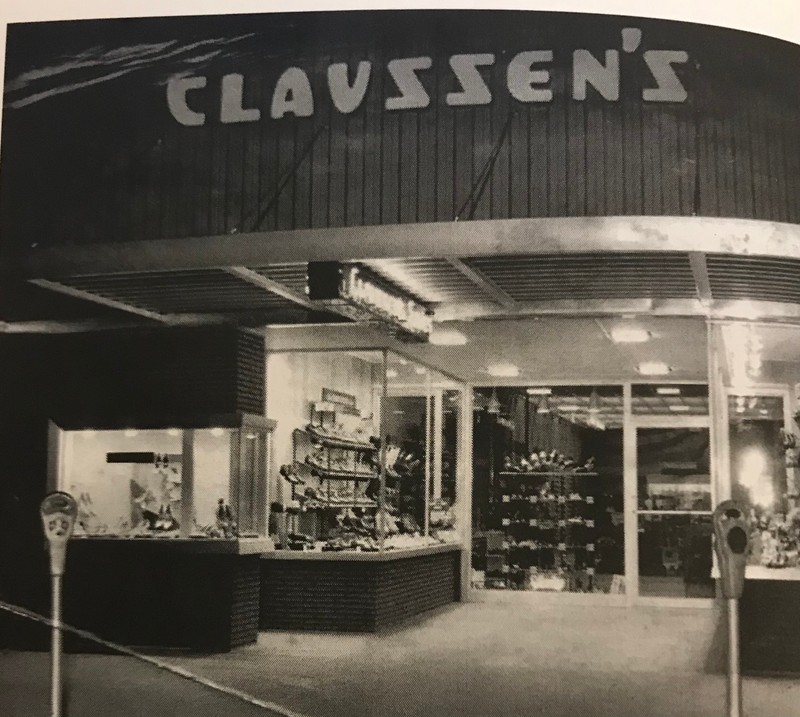 Retail, Monochrome photography, Black-and-white, Shelf