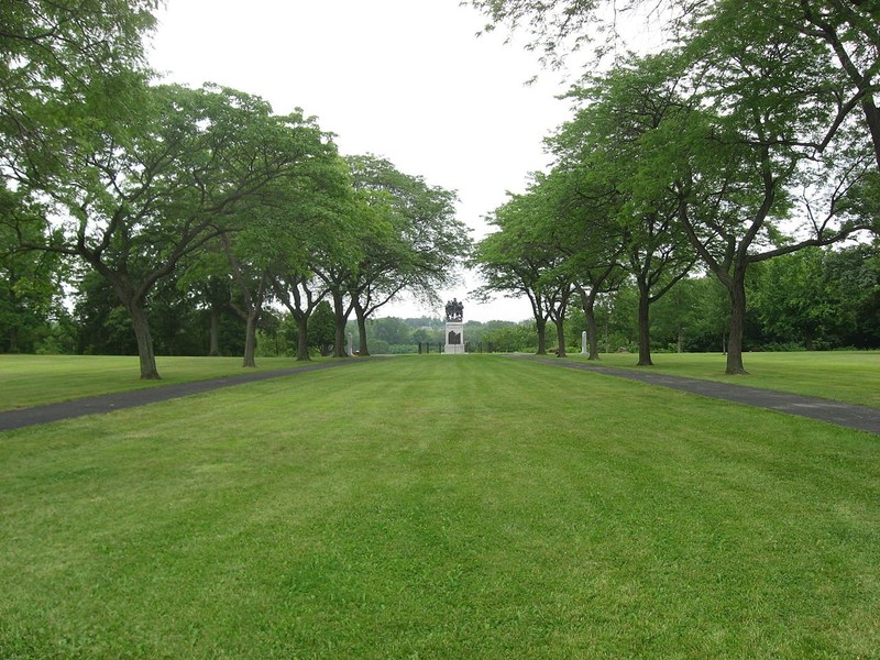 A monument in the distance commemorates the battle. Photo: Wikimedia Commons