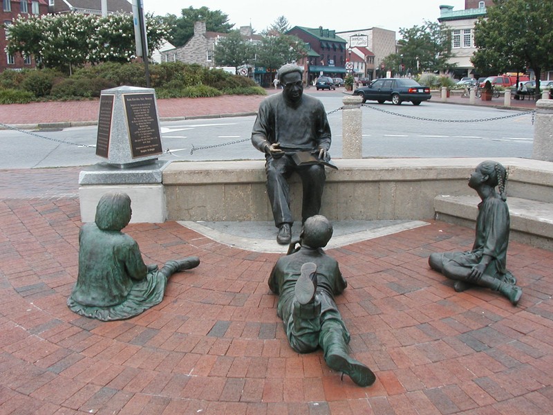 Statue of Alex Haley and Three Eager Listeners 