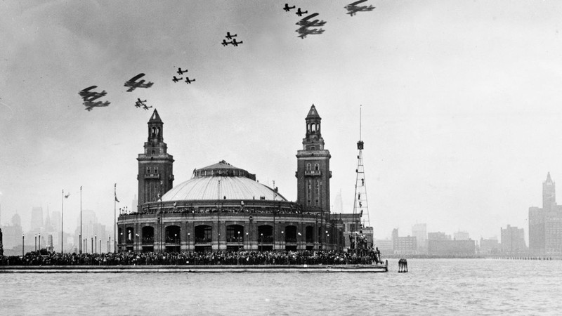 Army planes perform aerial acrobatics above Navy Pier in 1931. Chicago Tribune photo.