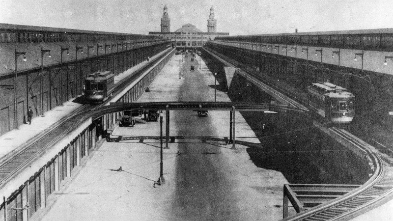 Looking east down the center of the Pier in 1921 reveals the streetcars that traveled its length along the upper level. Chicago Tribune photo.