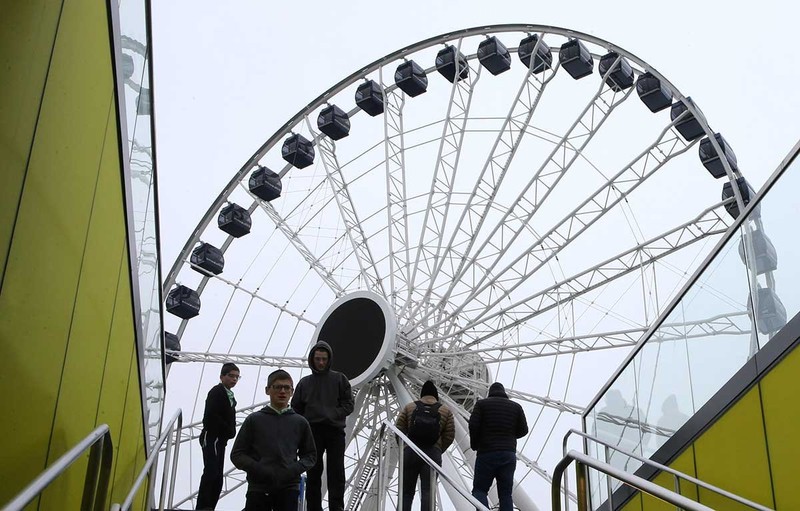 The Pier's new ferris wheel, though smaller than the one installed during the 1990s, is operable year-round with heat and air-conditioning. It was unveiled in mid-2016 in time for Navy Pier's centennial.