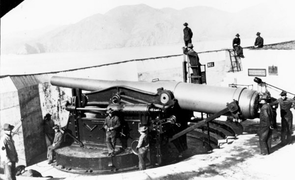 Coast Artillery soldiers manning Battery Cranston, an Fort Winfield Scott Endicott-period battery. Notice the Marin Headlands in the background. photo circa 1915. (From NPS)