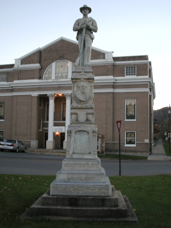 Confederate Monument  (Photo by Steven Hart)