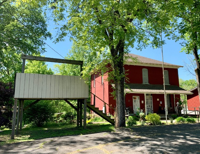 Jail House today with the gallow used for the hanging and site of the last hanging in Arkansas.