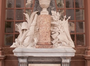 The monument to General Richard Montgomery, a patriot who lost his life in the American Revolution, is located on the east window of St. Paul’s Chapel, facing Broadway.