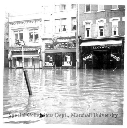 The Broh Building, at right, during the 1937 flood