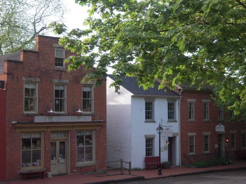An image of the community of the Roscoe Village.