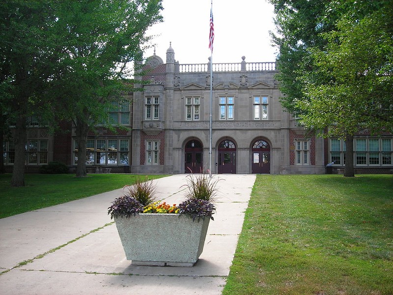 Abraham Lincoln High School (Source http://en.wikipedia.org/wiki/Abraham_Lincoln_High_School_%28Des_Moines,_Iowa%29)