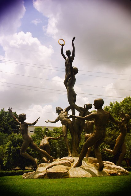 Musica features nine dancing figures, designed to reflect the diversity of the city of Nashville, coming together through music and dance. 