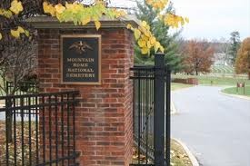 The cemetery’s main entrance is located at the southeast corner. The road leading from the entrance passes the cemetery’s administrative office and visitors center.