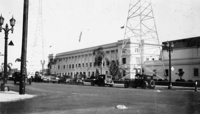 Building, Vehicle, Black & White, Structure, Automobile, Palm Tree