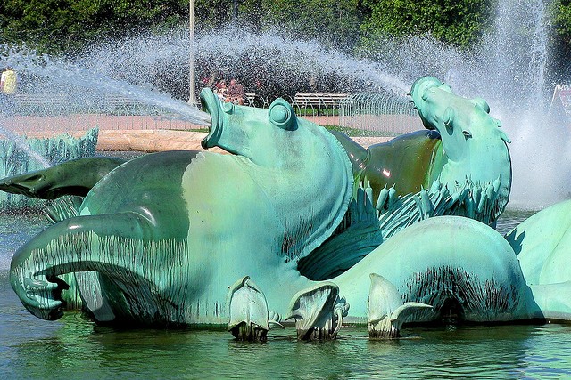 The massive lower basin features four sets of Art Deco style sea horses representing the four states that border Lake Michigan: Illinois, Wisconsin, Indiana and Michigan. 