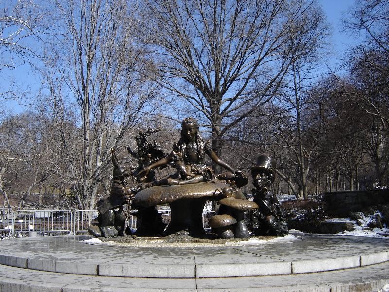 Alice in Wonderland was built in 1959 by sculptor José de Creeft and gifted by philanthropist George Delacorte.