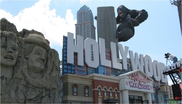 The Hollywood Wax Museum in Branson with the visible King Kong replica and the Mount Rushmore display.