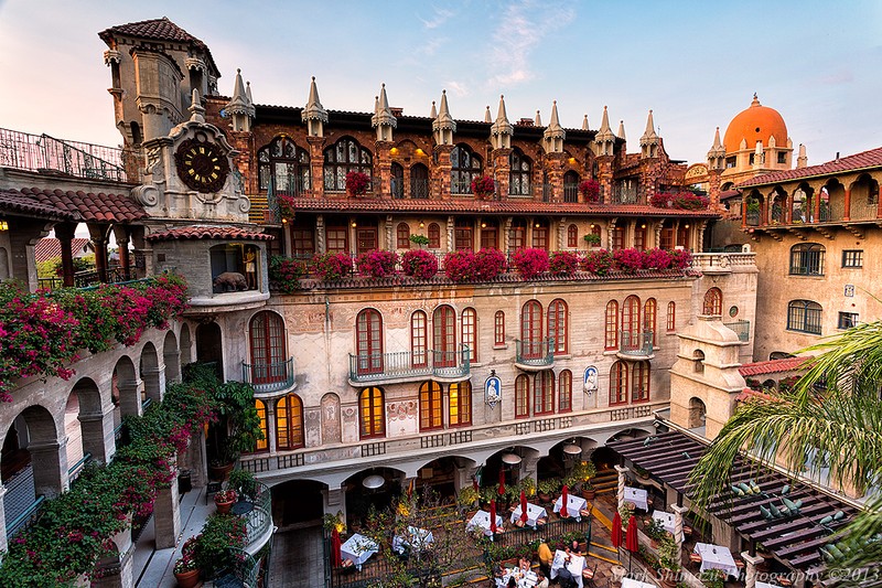The plaza of the Mission Inn is one of the most famous hotels in the country, hosting numerous presidents and celebrities of the years.