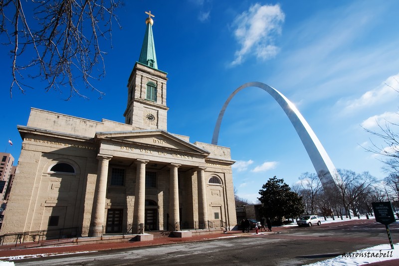 The Old Cathedral today, beside the Gateway Arch. The front of the church has inscriptions in both Latin and Hebrew. Image obtained from Flickr. 