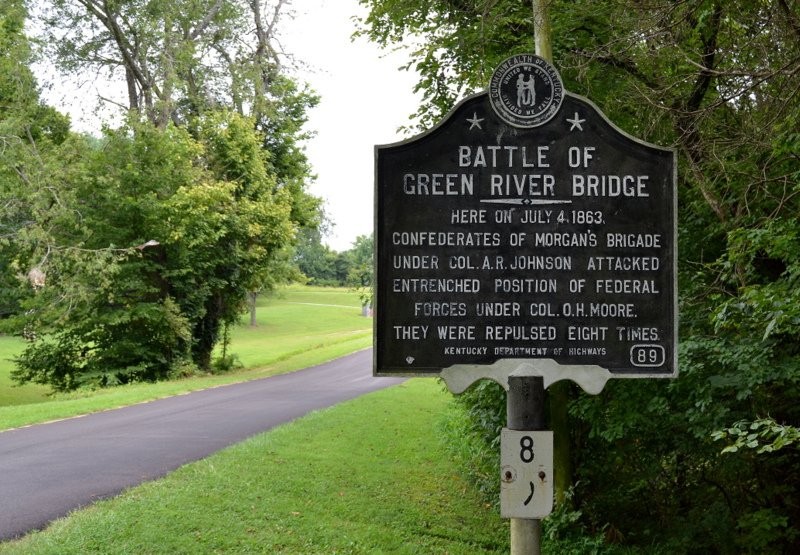 The park includes a walking loop that takes visitors over Green River and offers sites showing the location of Union and Confederate lines. 