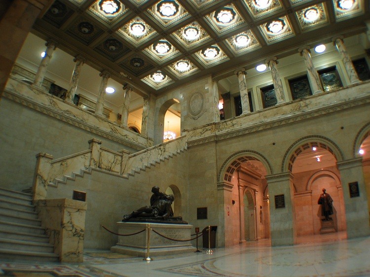 Interior of the Massachusetts State House in 2005. "USA State House 4 MA" by Daniel Schwen. Licensed under CC BY-SA 2.5 via Wikimedia Commons.