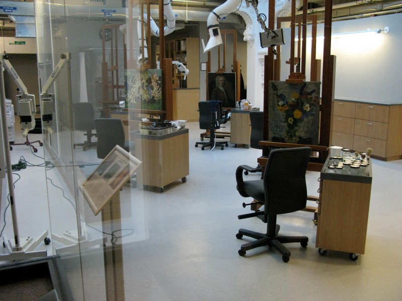 Lunder Conservation Center Laboratory where the public is shown behind-the-scenes views of essential art preservation work. Image by davidgalestudiosCamera. Licensed under CC BY-SA 2.0 via Wikimedia Commons.