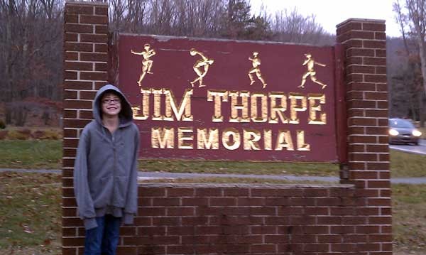 Roadside sign leading to the monument