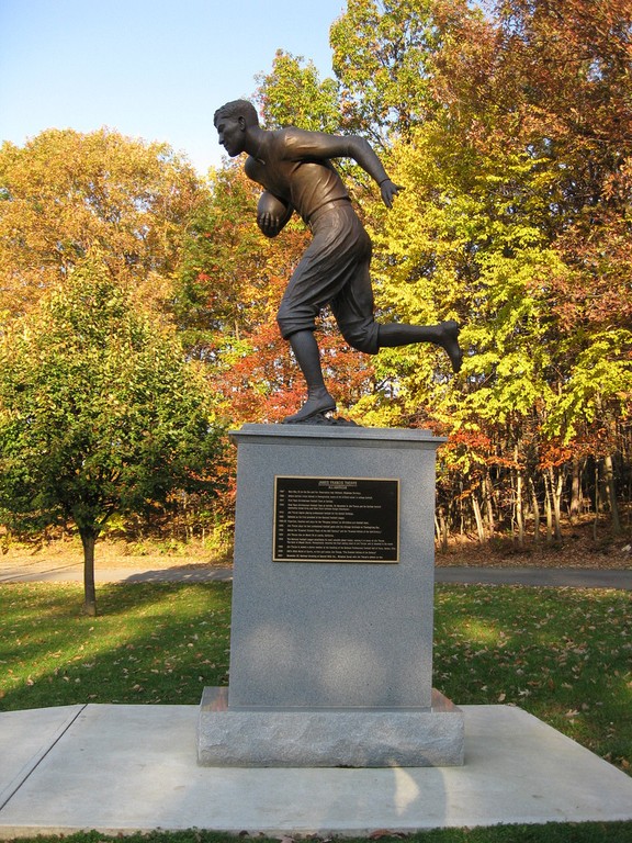 Memorial Statue (Football)