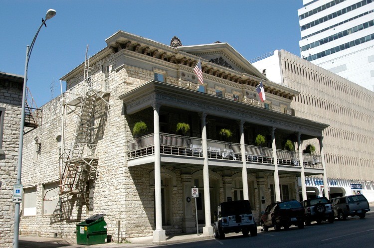 The Austin Club (The Millett Opera House) in Austin, Texas. Image by Dtobias . Licensed under CC BY-SA 3.0 via Wikimedia Commons.