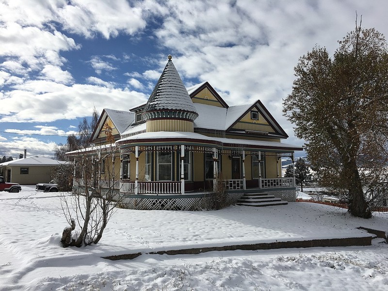 The M.E. Doe House was built in 1902 and is a fine example of late Victorian architecture.