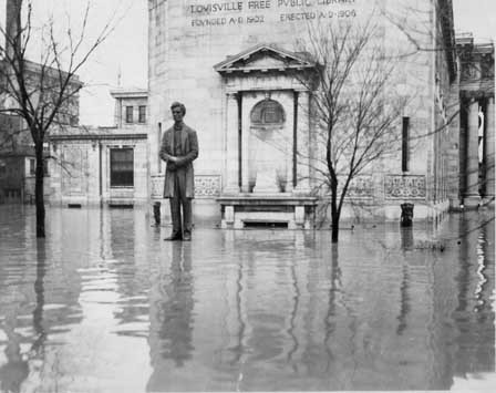 The Lincoln Statue, appearing to float on the 1937 floodwater (pedestal is three feet high) (image from Insider Louisville)