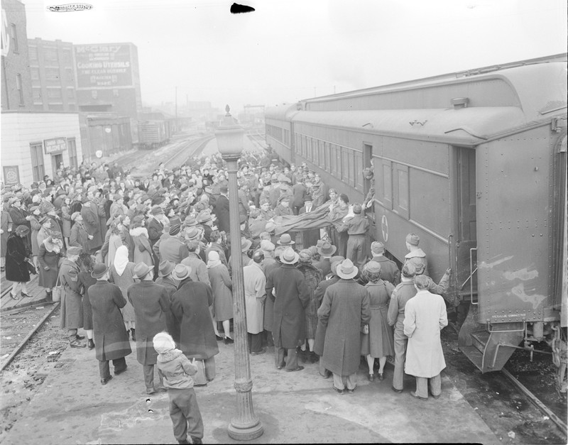 Londoners welcoming soldiers home