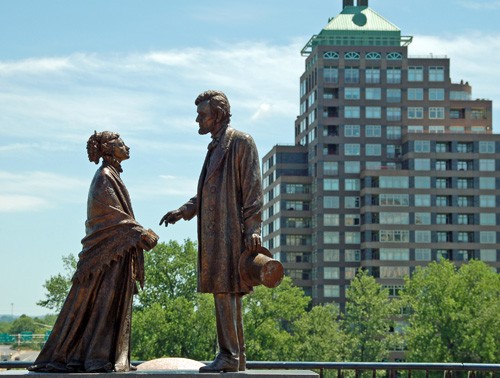 Statue depicting the meeting of Harriet Beecher Stowe and Abraham Lincoln in the downtown Hartford Riverwalk Statue Park.