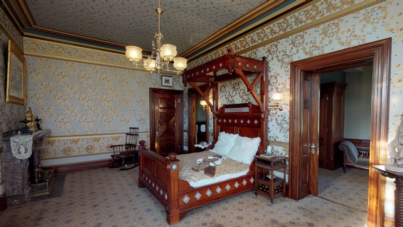 The Mahogany Room: The guest suite, that served as a green room for theatricals and Mrs. Clemens wrapping area for her charities