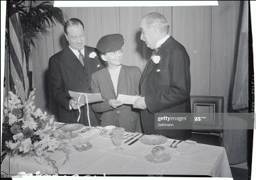 Dr. Seibert receiving the $1,000 Gimbel Philadelphia Award for 1945. 