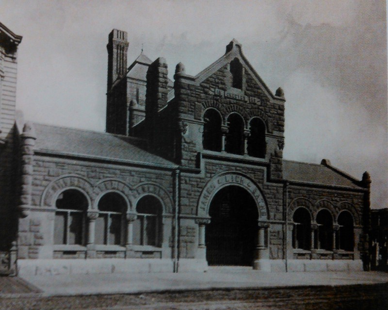 The original James Lick Baths prior to the 1906 earthquake. Much of its tall tower, which pressurized the water system necessary for its 60 baths, is hidden by the entrance from this angle (User eric, Flickr).