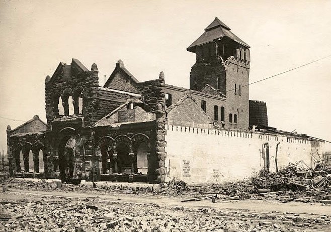 A fuller view of the damage caused by the quake. The Baths were rapidly rebuilt with the same floorplan, but the architectural style was altered to suit the tastes of a new era (UC Berkeley, Bancroft Library).