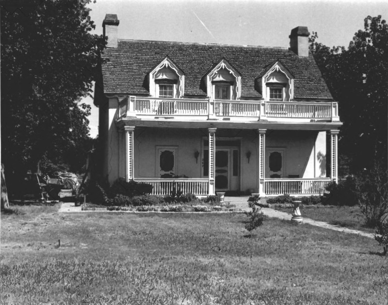 Thomas Judd House in original location in 1977 photo by K. Powell, west facade 