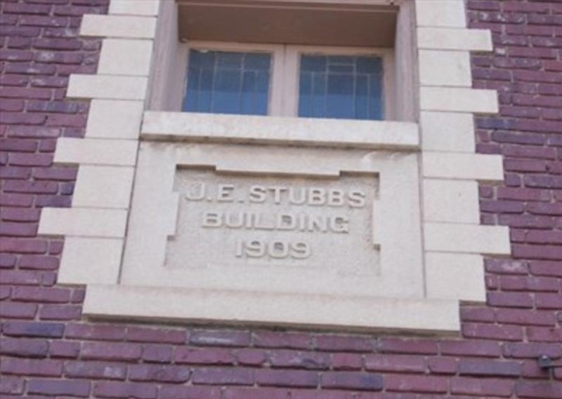 2017 photograph of J.E. Stubbs Building 1909 stone nameplate, second floor exterior (KSHS, KS Historic Resources Inventory)