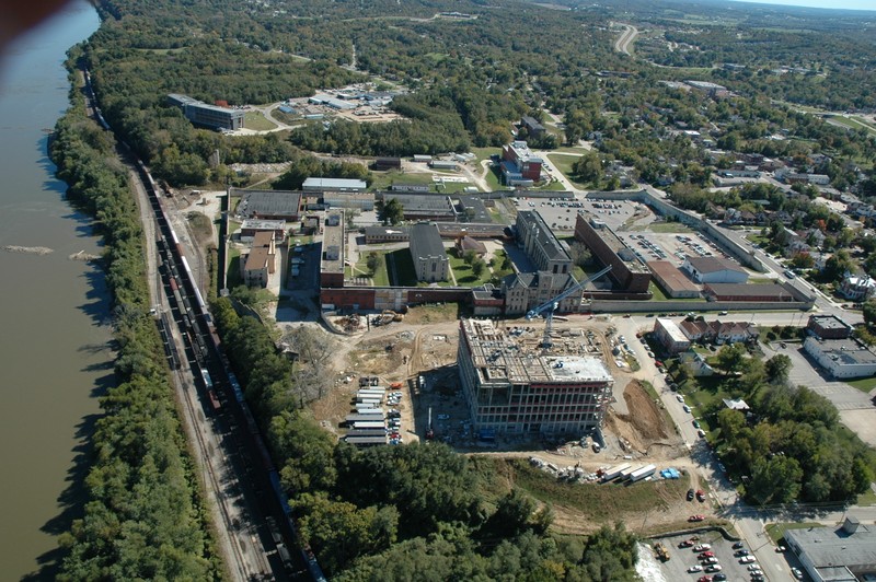 Aerial view of the entire site. The building under construction, now complete, is the new federal courthouse.