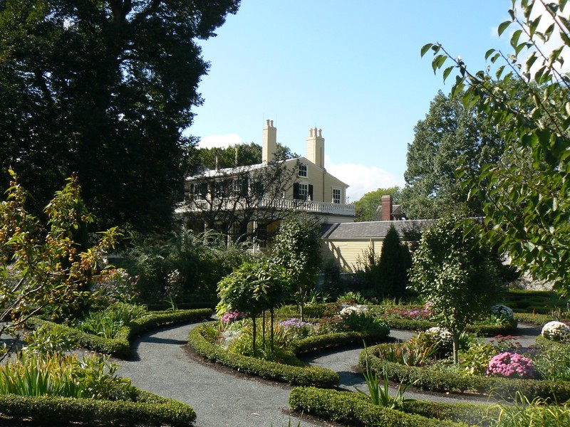 Longfellow house garden. Image by Midnightdreary. Licensed under CC BY-SA 3.0 via Wikimedia Commons.