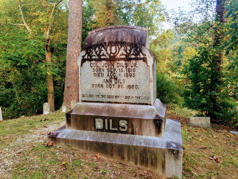 Col. John Dils's tombstone